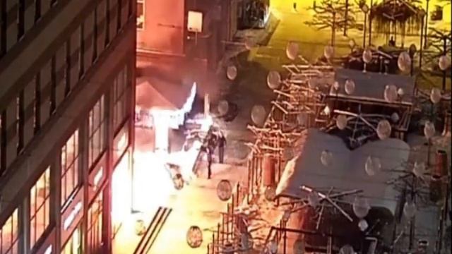 Трое неизвестных подожгли элитный магазин в центре Днепра смотреть онлайн