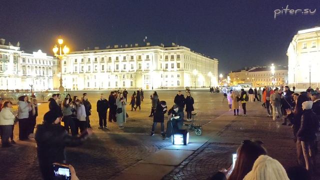 🇨🇳 Китаец требует 🥟ПЕЛЬМЕНЬ! в Питере на Дворцовой площади