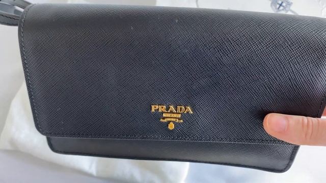 Prada Review | Little Black Bag | Saffiano Leather | MOD Shots | What Fits In This Bag | Pros & Con смотреть онлайн