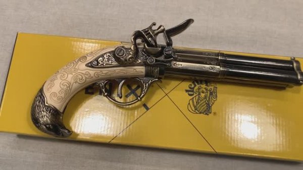 Пистоль трехствольный кремневый 18 в,Revolving 3 barrel flintlock pistol, France 18th C., Denix 5306
