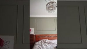 делаю кувырки на кровати