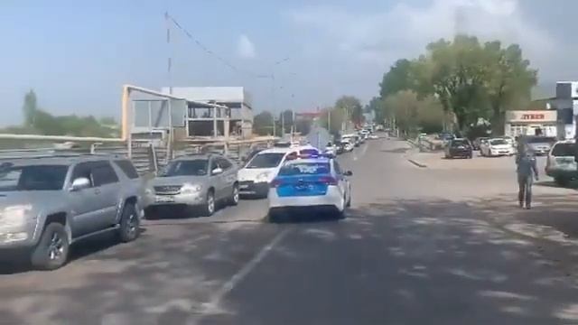 Дачники создали огромную пробку на выезде из Алматы смотреть онлайн
