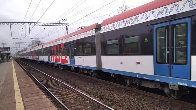 Электропоезд ЭГ2ТВ-040 прибывает на платформу Лианозово. смотреть онлайн