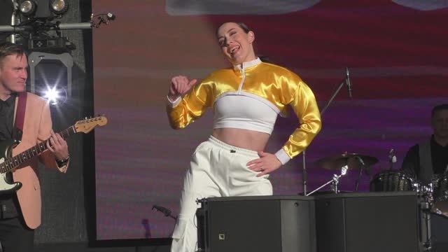 Танцы на сцене. смотреть онлайн