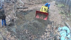 Самодельный минипогрузчик в работе