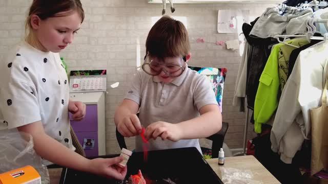 Делаем вулкан из коробочки с опытами получится или нет? Смотрите до конца и узнаете😄 Даринелка пле смотреть онлайн