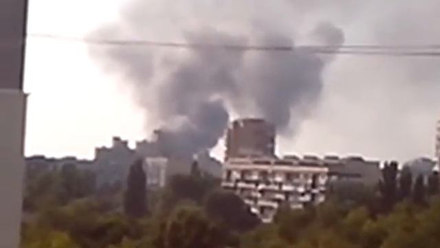 Cильный пожар и огромный столб дыма !!! смотреть онлайн