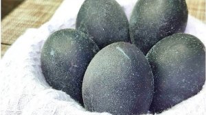 Мерцающие яйца на ПАСХУ. Красим яйца вином.