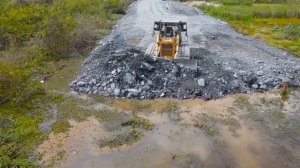 Строительство, дорога из щебёнки в болоте, засыпка