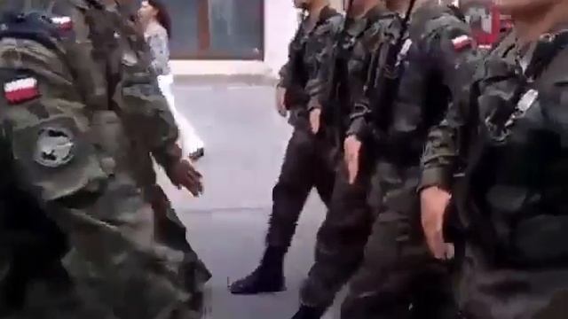 Польские солдаты о своих планах в строевой песне. (перевод под видео) смотреть онлайн