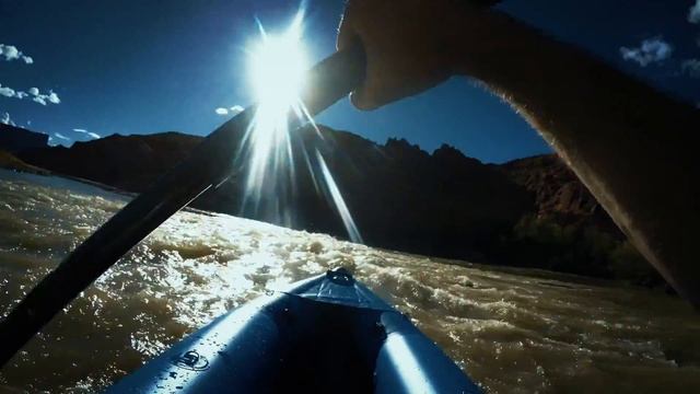 ¡Este Cocodrilo Come-Hombres Se Come a un Hombre Vivo Mientras Navega en Kayak! смотреть онлайн