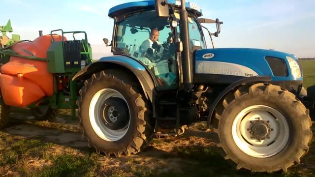 New Holland TS125 + Amazone UX 4200 Super - Búza permetezés смотреть онлайн