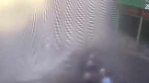 Кадры из китайского города Жуйли: тысячи литров воды обрушились с крыши бассейна