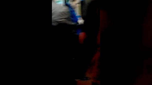 Сосет чупа-чупс в метро