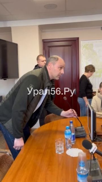 Денис Паслер вышел к инициативной группе и потребовал убрать телефоны. 8 апреля 2024 г. смотреть онлайн