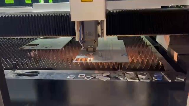 Станок лазерной резки режет окрашенный металлический лист смотреть онлайн