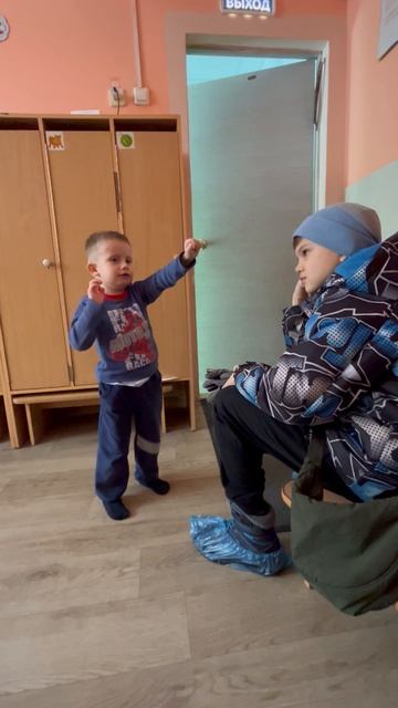 Володя рассказывает другу Саше «Сидели два медведя на тоненьком суку». Володе 3,5 года смотреть онлайн