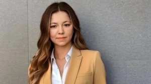 Эта девушка беда .