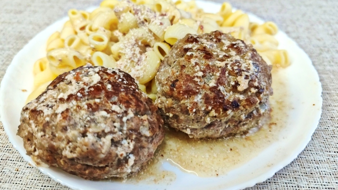 Домашние котлеты из фарша. Готовим сочные котлеты с подливкой. смотреть онлайн