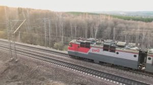 Поезда РЖД в Сибири - солдаты с грузовым поездом