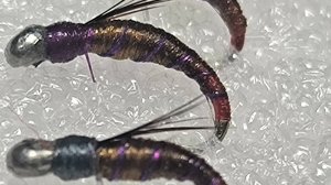 подробный обзор изготовления мушки на хариуса из органзы
светло-коричневая мушка с фиолетовой