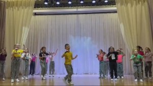 Лялечка танцует, лялечка поет