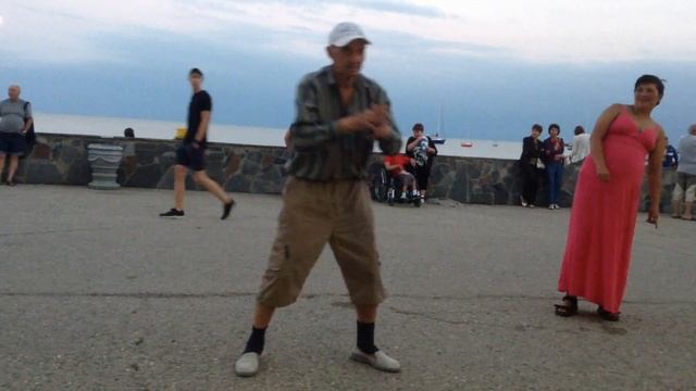 Танцор на набережной Евпатории,июль 2016