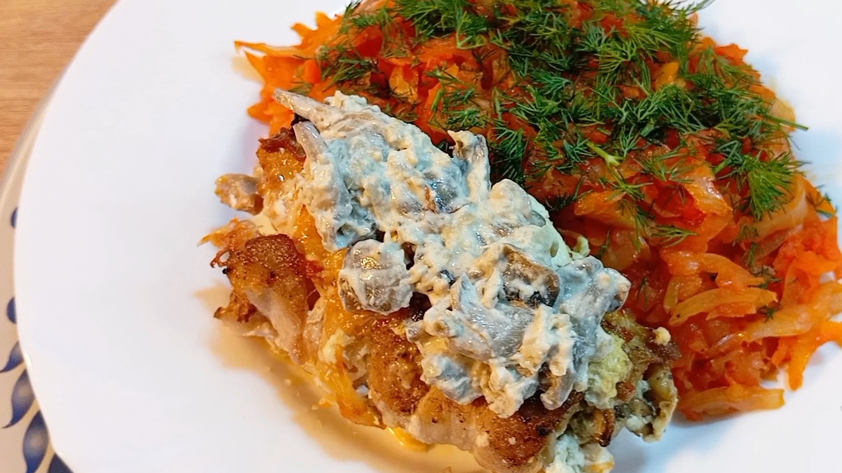 Мясные рулетики фаршированные грибами! На гарнир тушеная капуста! смотреть онлайн