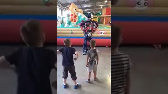 Трансформер на детском празднике смотреть онлайн