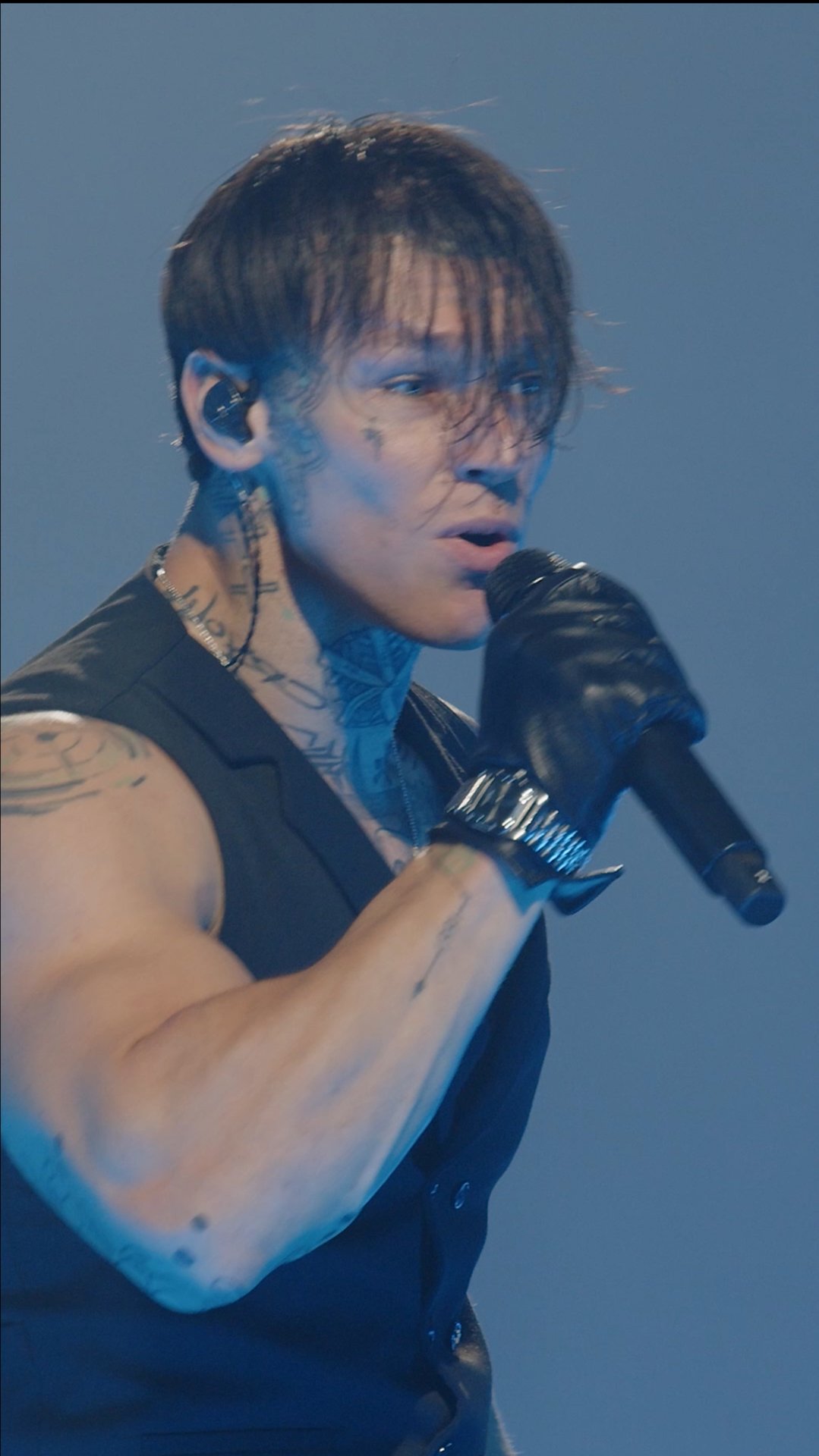 "Счастливым" на концерте в Москве 14.03.25 смотреть онлайн