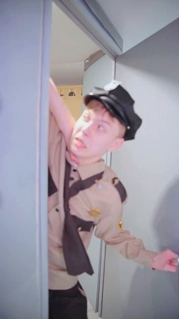 I guard the biggest and most expensive diamond in the world! #funny #family #comedy смотреть онлайн