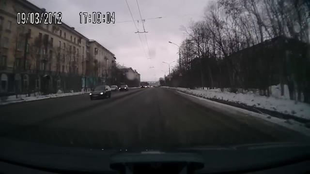 Бабка, спасая собаку, идёт на красный. смотреть онлайн