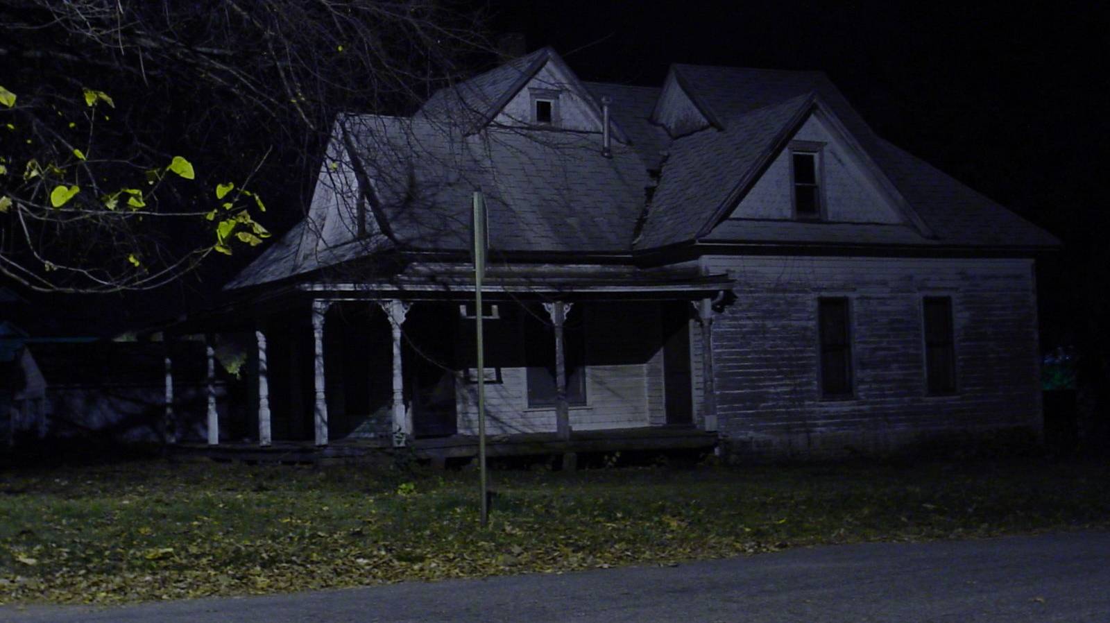 Призраки в доме родственники не верили мужчине пока сами не столкнулись с необъяснимым явлением смотреть онлайн