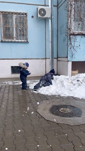Володя играет в снежки с Максимом. Володе 3,5 года. Во дворе. ул. Сысоева, 12, г. Хабаровск смотреть онлайн
