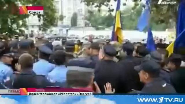 В Одессе радикалы попытались прорваться к зданию суда смотреть онлайн