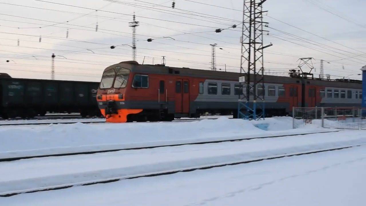 Электропоезд ЭД9М-0154. Отправление.