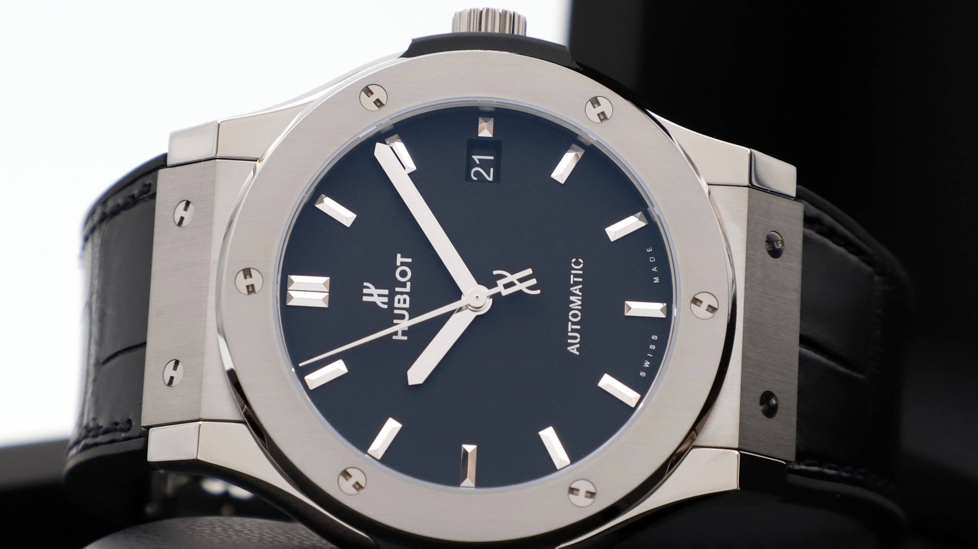 Hublot Classic Fusion Titanium Black 45 mm 511.NX.1171.LR смотреть онлайн