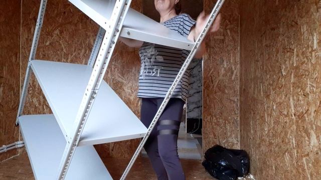 Деревня , Уборка в другой комнате, Стелим линолеум. смотреть онлайн