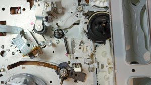 Как правильно и безопасно почистить головки и стойки видеомагнитофона ?