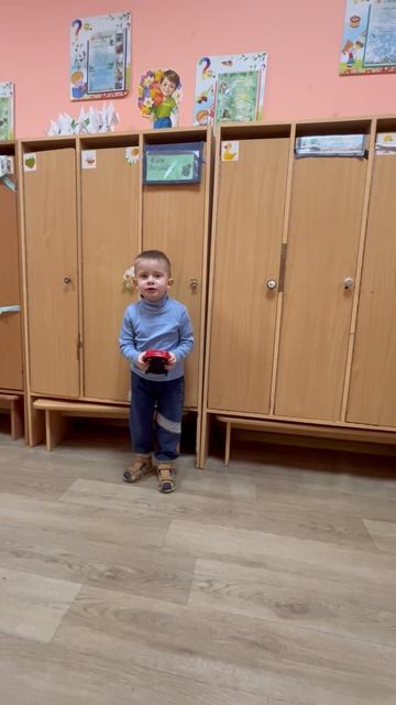 Володя принёс Молнию Маквин в детский сад. Володе 3,5 года смотреть онлайн