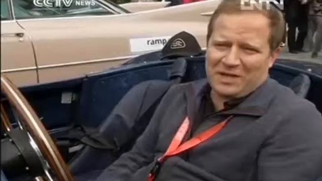World vintage cars drive through China смотреть онлайн