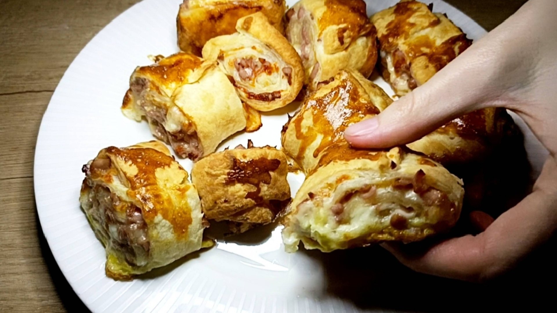 Из слоёного теста за 15 минут. Мега вкусные булочки с сыром и колбасой. Идеальный рецепт смотреть онлайн