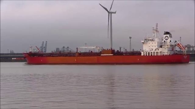 Thames Shipping by Richie Sloan, The HAFNIA SOYA (Tanker) coming up the Thames. смотреть онлайн