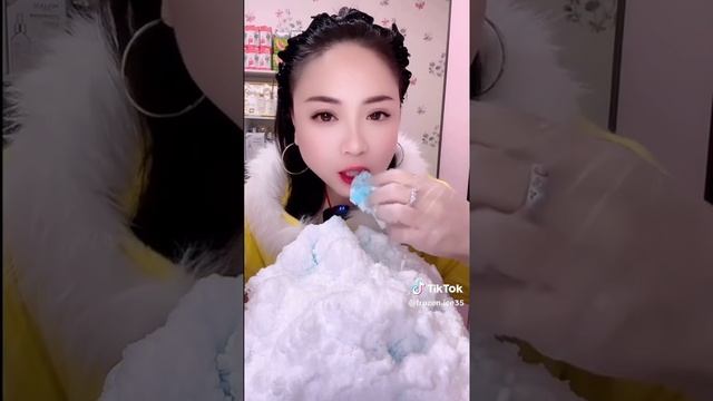 ест гору снега со льдом! смотреть онлайн