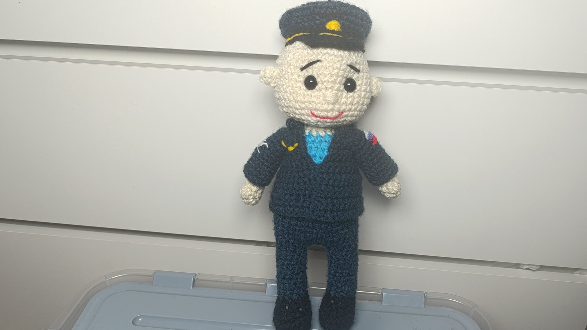 Военный лётчик ВКС РФ крючком. Мастер-класс по вязанию смотреть онлайн