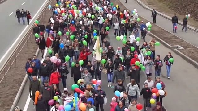 Первомайская демонстрация во Владивостоке - колонны у моста через бухту Золотой Рог смотреть онлайн