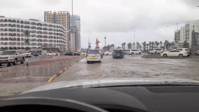 It is raining heavily in Fujairah today @MonshahAhmed смотреть онлайн