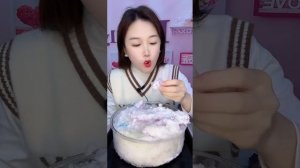 Кореянка ест ледяные фигурки!