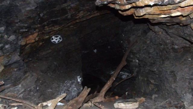Disused Shale Mine / Cave, Mid Calder, West Lothian смотреть онлайн