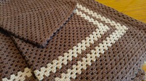 Кардиган крючком из двух шестиугольных мотивов .